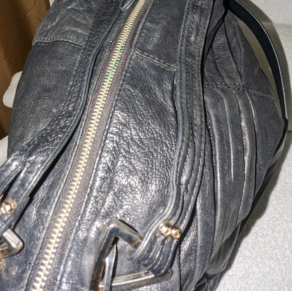 Junior Drake black Italian leather pleated shoulder bag. - Picture 8 of 13